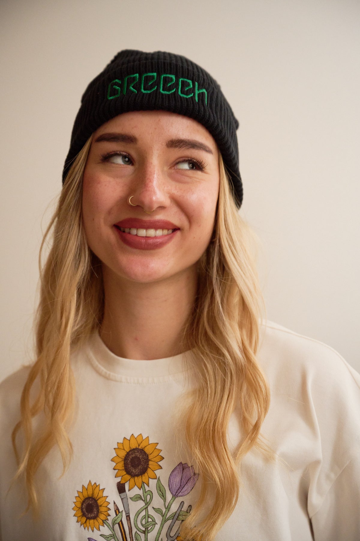 SCHWARZ FISHERMAN BEANIE - GRÜNES LOGO