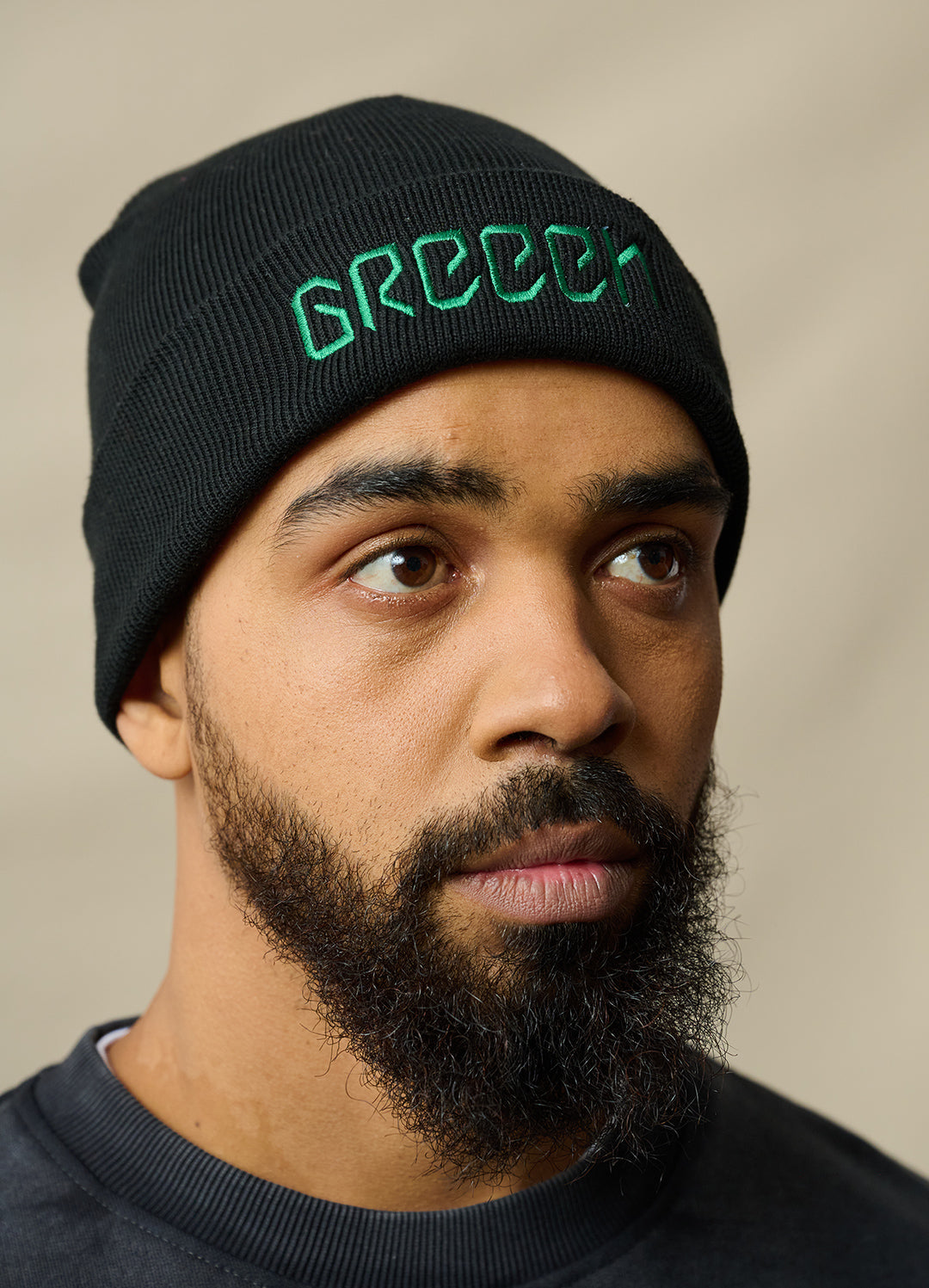 SCHWARZ RIB BEANIE - GRÜNES LOGO