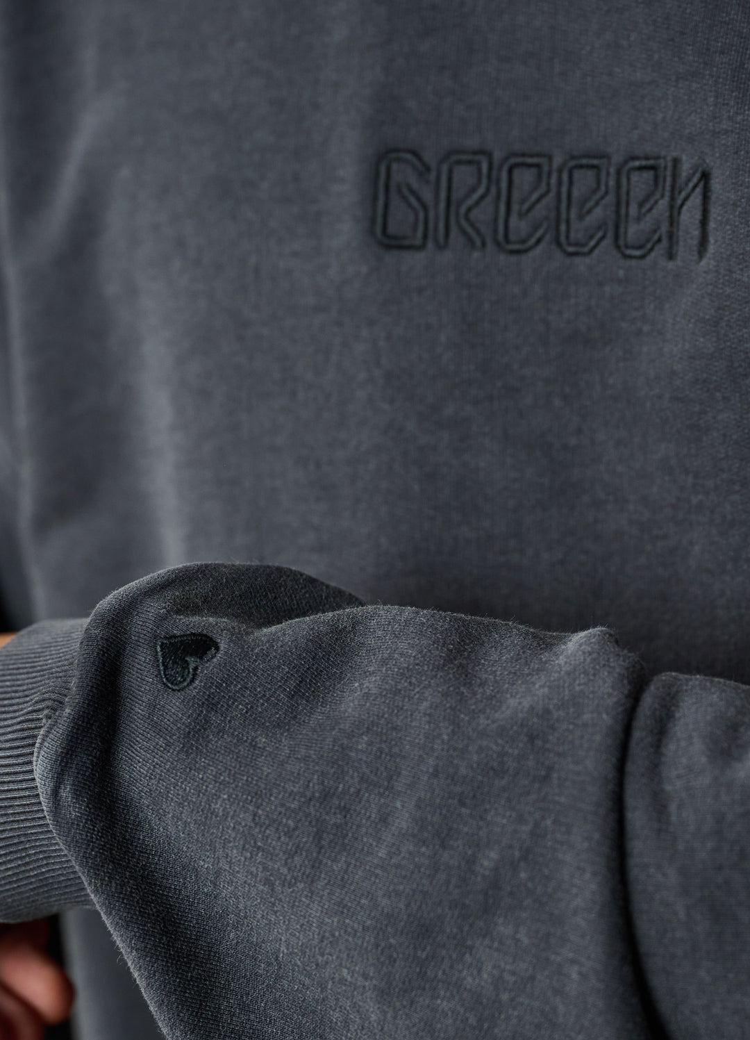 SCHWARZES LOGO SWEATER