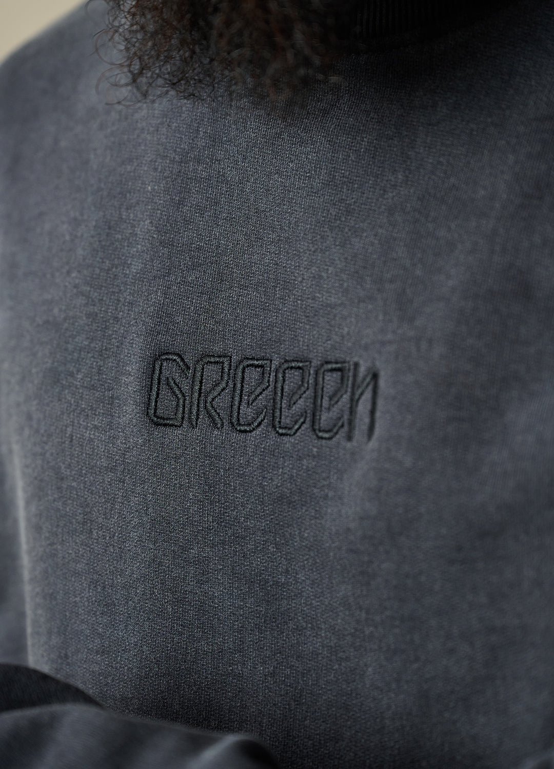 SCHWARZES LOGO SWEATER