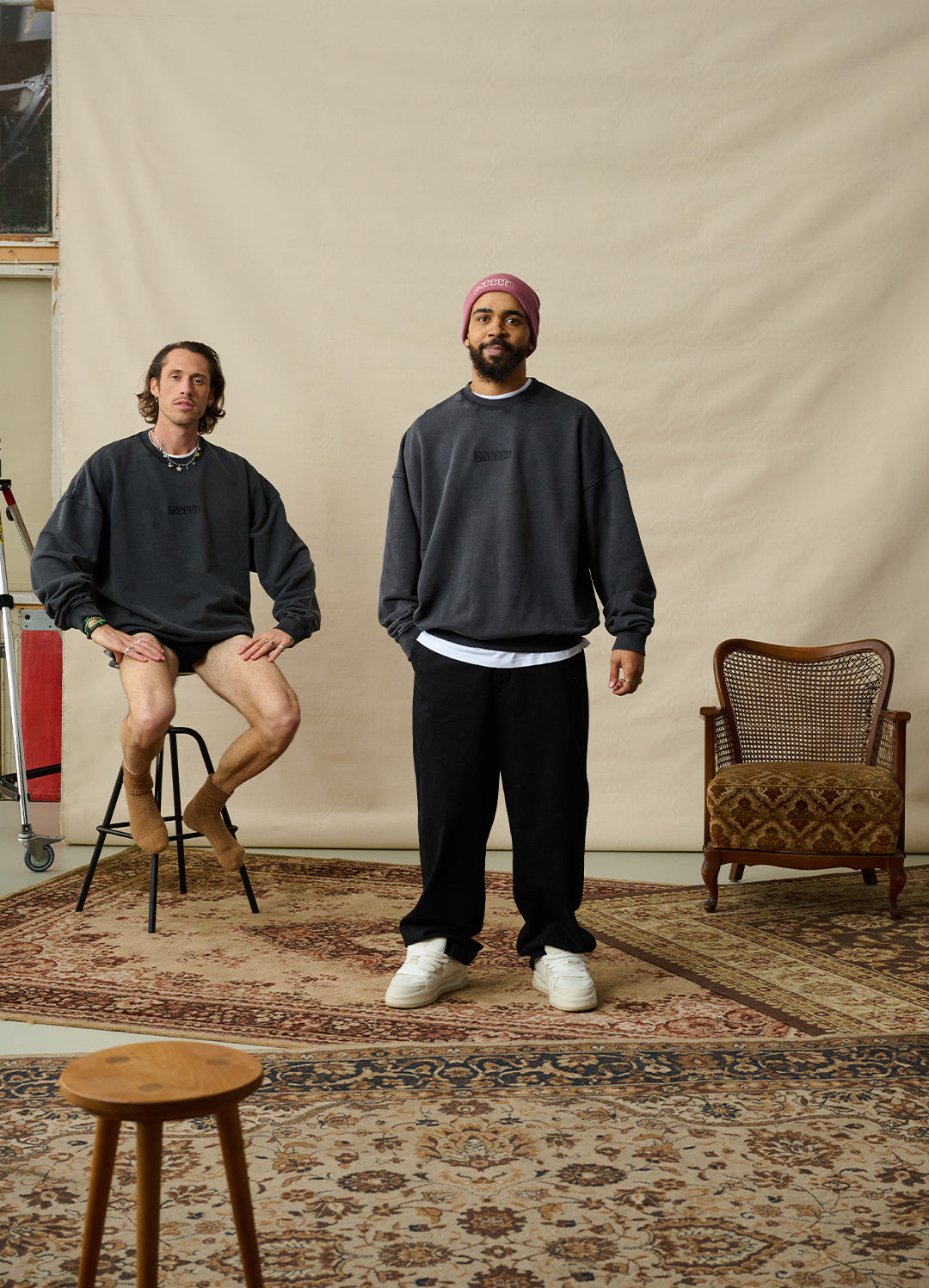 SCHWARZES LOGO SWEATER