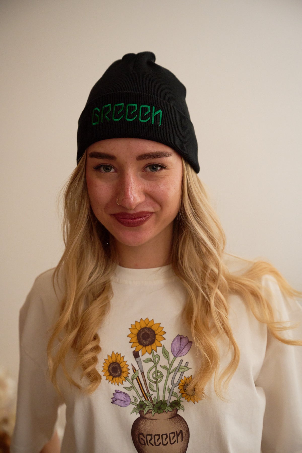SCHWARZ RIB BEANIE - GRÜNES LOGO
