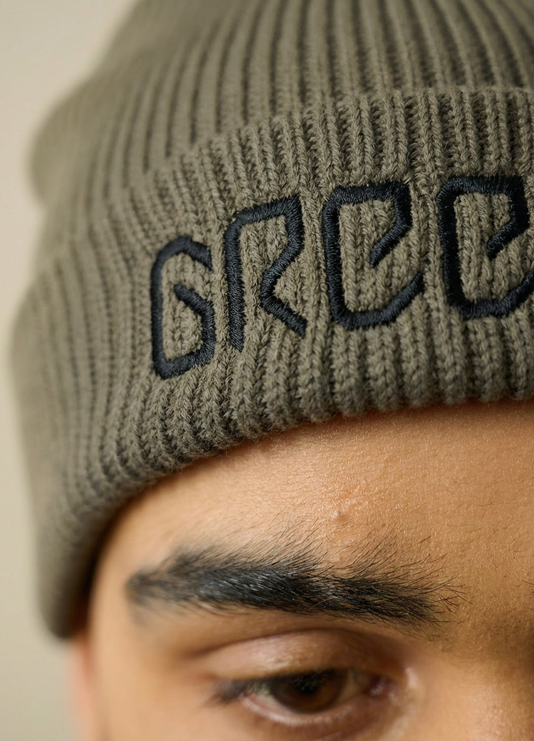 KHAKI FISHERMAN BEANIE - SCHWARZES LOGO
