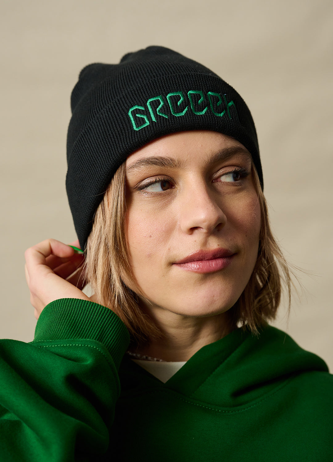 SCHWARZ RIB BEANIE - GRÜNES LOGO