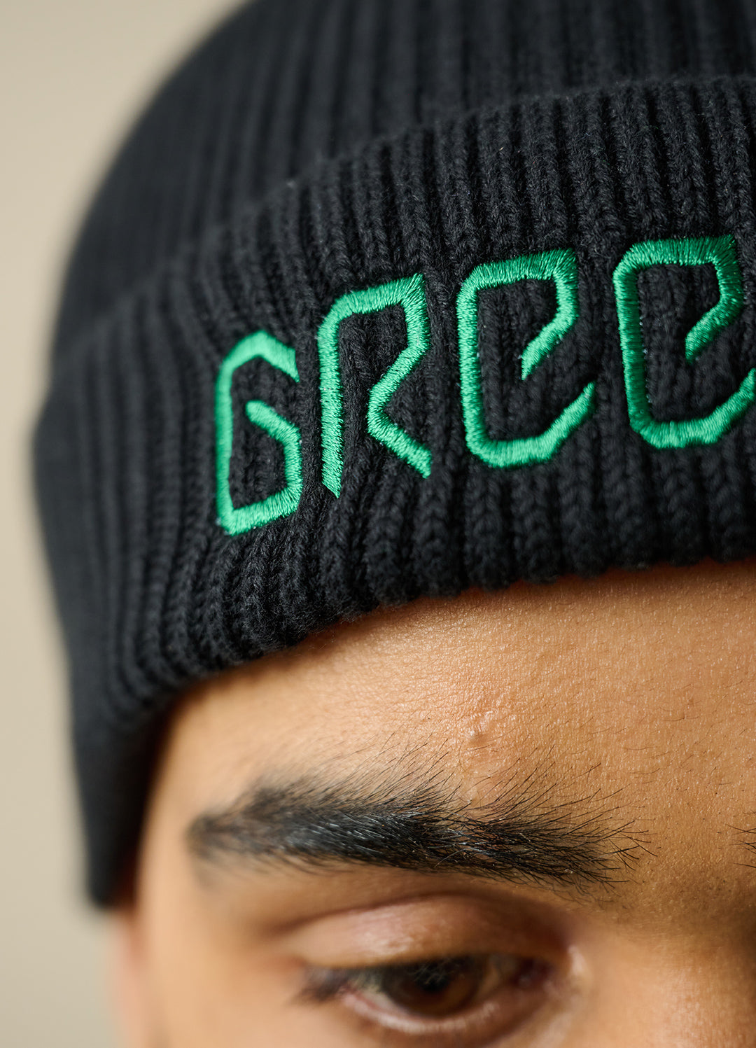 SCHWARZ FISHERMAN BEANIE - GRÜNES LOGO