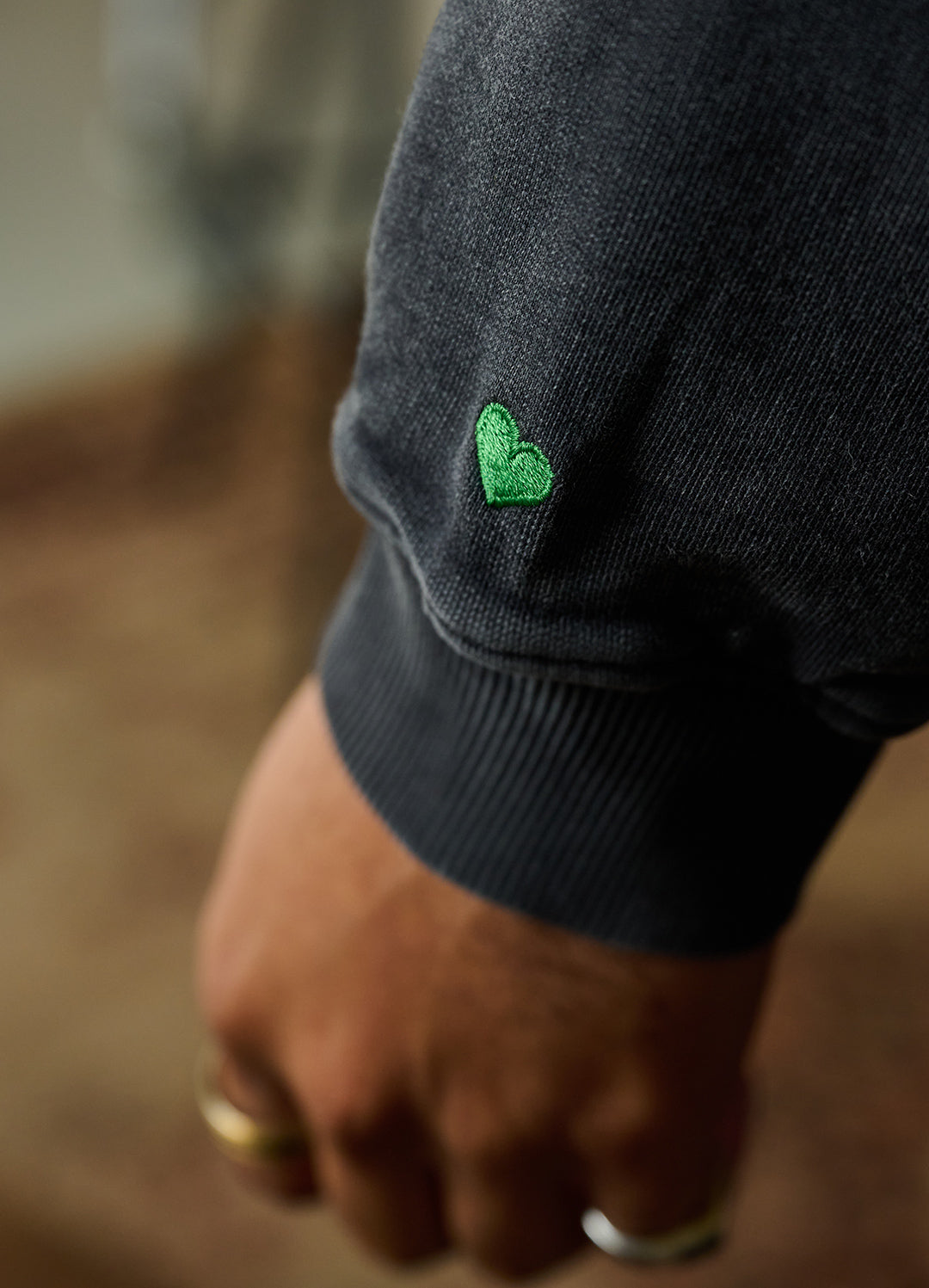 GRÜNES LOGO SWEATER